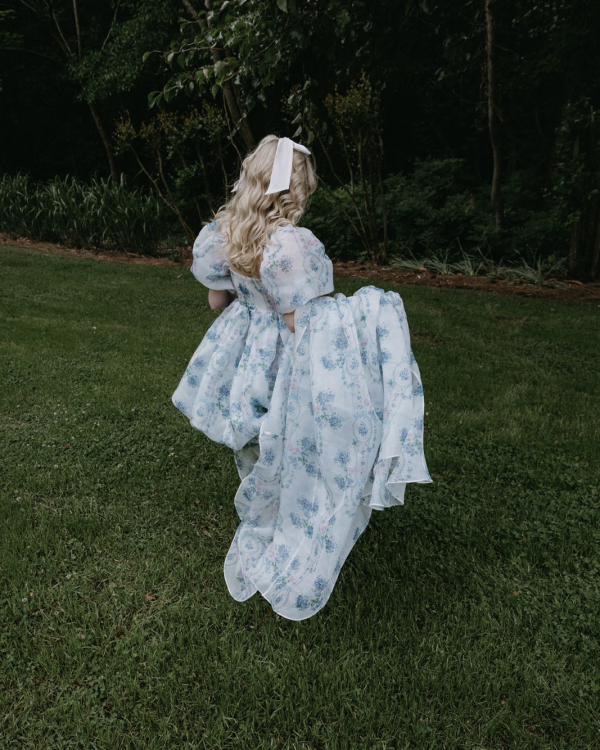 Dollhouse inspired wedding | Interview with the real bride about planning, finding outfits and coping with stress