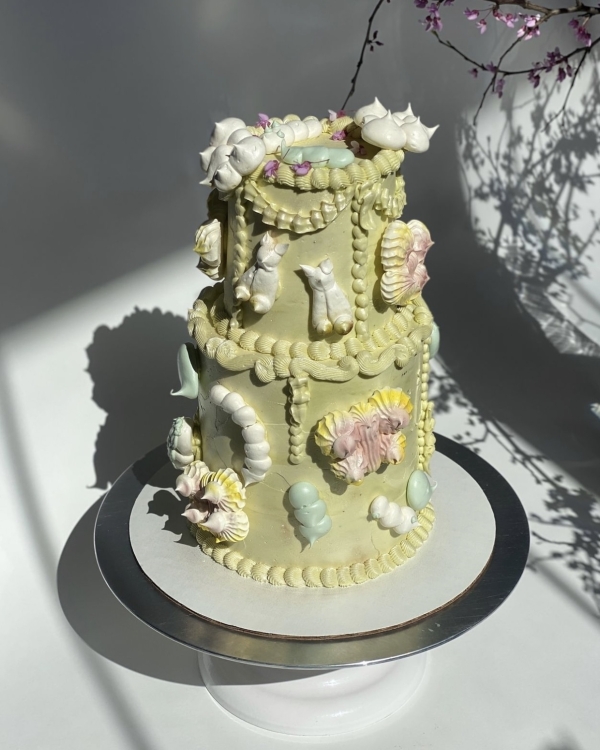 Beautiful Trends for Summer Wedding Cakes | Vintage Decor, Flower Cakes, Seasonal Berries