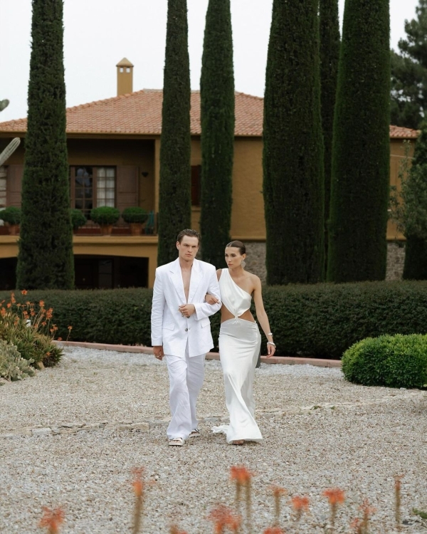 Changing Your Last Name After Marriage: Pros & Cons