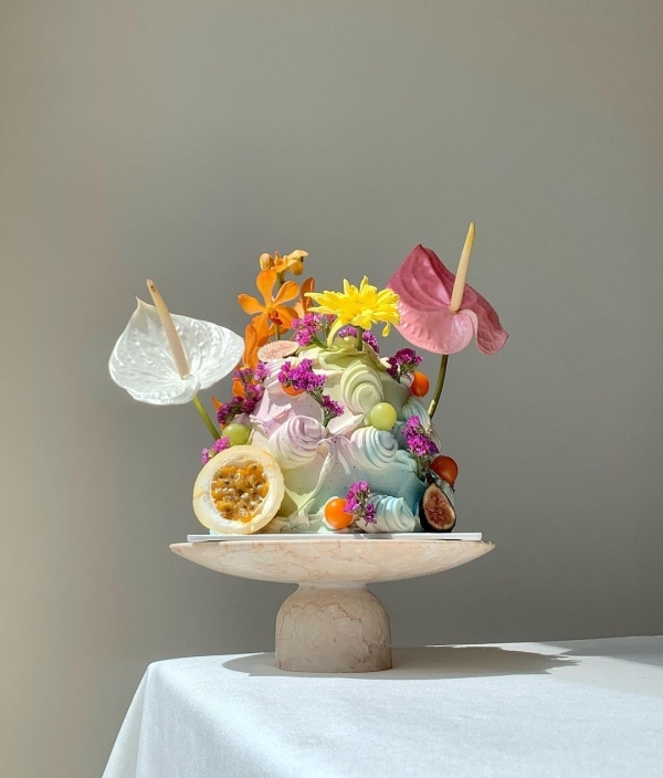 Beautiful Trends for Summer Wedding Cakes | Vintage Decor, Flower Cakes, Seasonal Berries