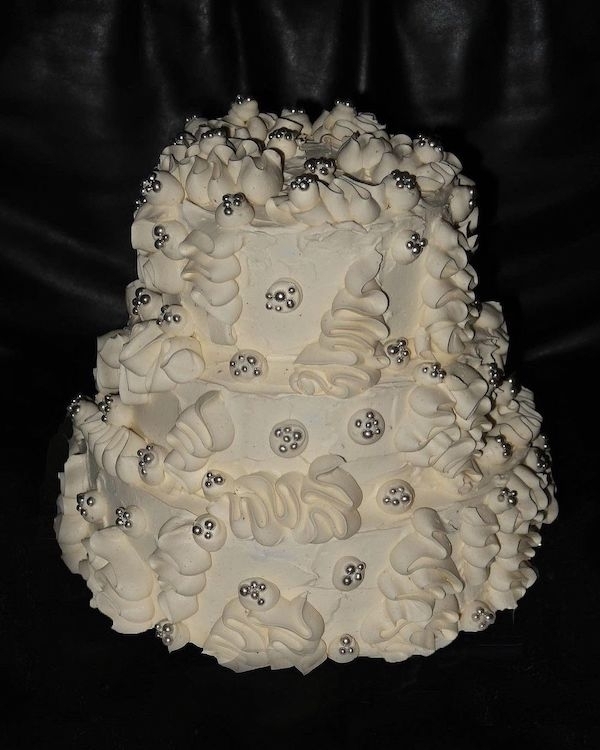 Beautiful Trends for Summer Wedding Cakes | Vintage Decor, Flower Cakes, Seasonal Berries