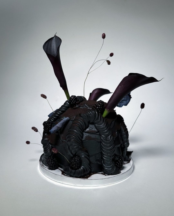 Beautiful Trends for Summer Wedding Cakes | Vintage Decor, Flower Cakes, Seasonal Berries