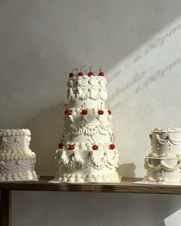 Beautiful Trends for Summer Wedding Cakes | Vintage Decor, Flower Cakes, Seasonal Berries