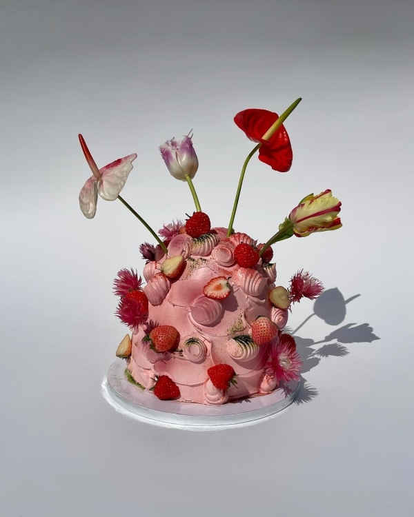 Beautiful Trends for Summer Wedding Cakes | Vintage Decor, Flower Cakes, Seasonal Berries