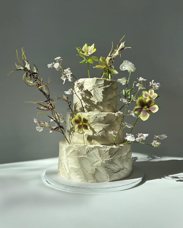Beautiful Trends for Summer Wedding Cakes | Vintage Decor, Flower Cakes, Seasonal Berries