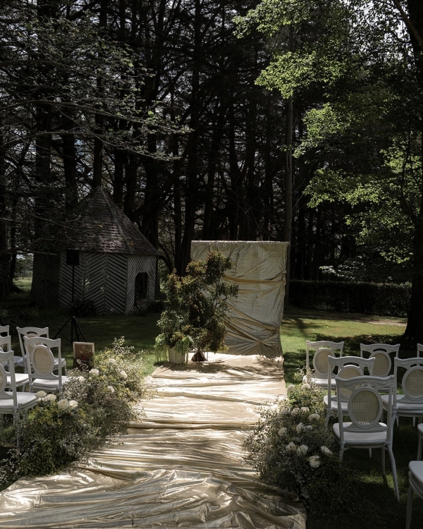 A Beautiful Wedding with Traditional Elements and Elegant Decor