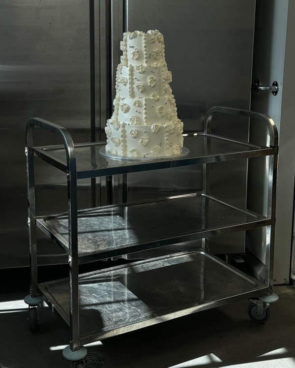 Beautiful Trends for Summer Wedding Cakes | Vintage Decor, Flower Cakes, Seasonal Berries