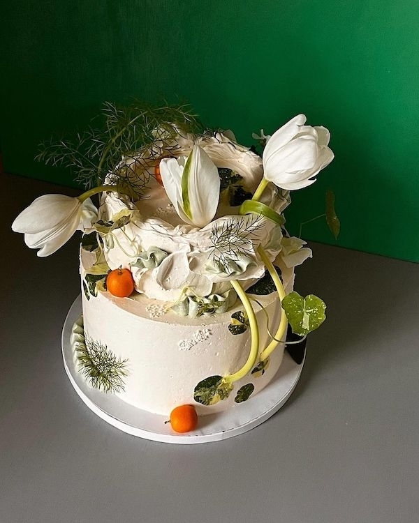 Beautiful Trends for Summer Wedding Cakes | Vintage Decor, Flower Cakes, Seasonal Berries