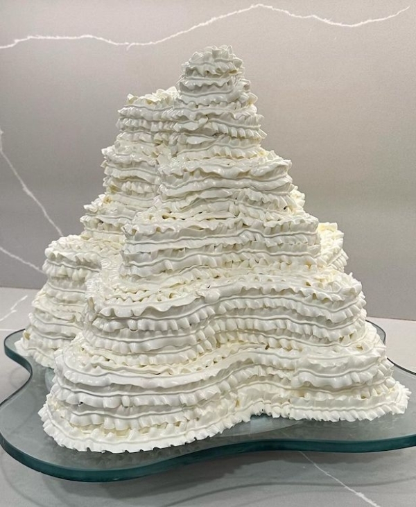 Beautiful Trends for Summer Wedding Cakes | Vintage Decor, Flower Cakes, Seasonal Berries