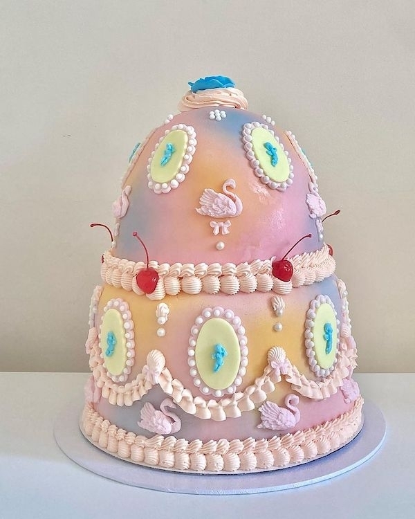 Beautiful Trends for Summer Wedding Cakes | Vintage Decor, Flower Cakes, Seasonal Berries