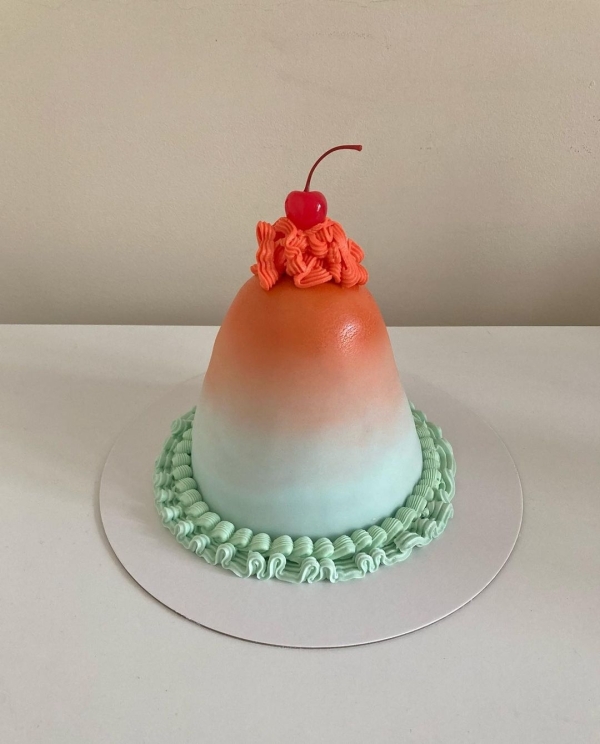 Beautiful Trends for Summer Wedding Cakes | Vintage Decor, Flower Cakes, Seasonal Berries