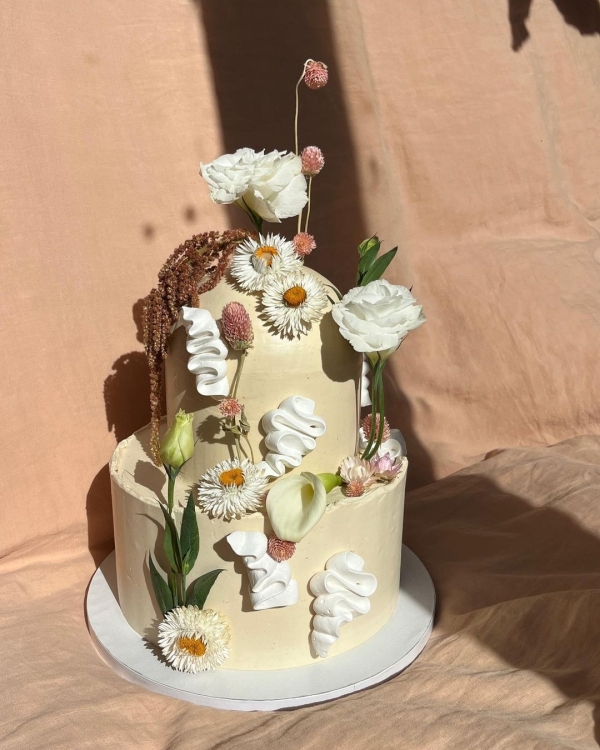 Beautiful Trends for Summer Wedding Cakes | Vintage Decor, Flower Cakes, Seasonal Berries