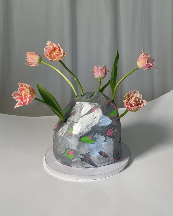 Beautiful Trends for Summer Wedding Cakes | Vintage Decor, Flower Cakes, Seasonal Berries