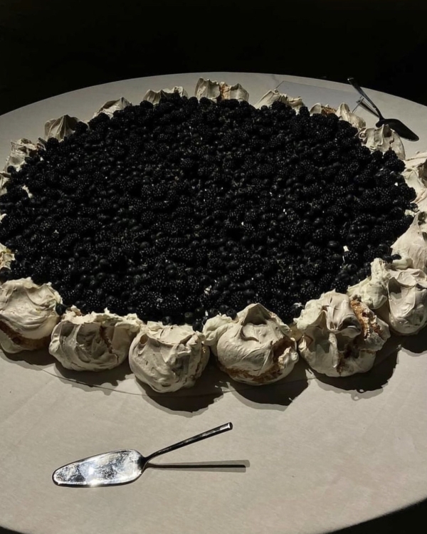 Beautiful Trends for Summer Wedding Cakes | Vintage Decor, Flower Cakes, Seasonal Berries