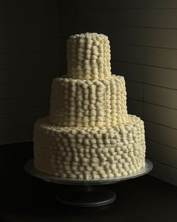 Beautiful Trends for Summer Wedding Cakes | Vintage Decor, Flower Cakes, Seasonal Berries