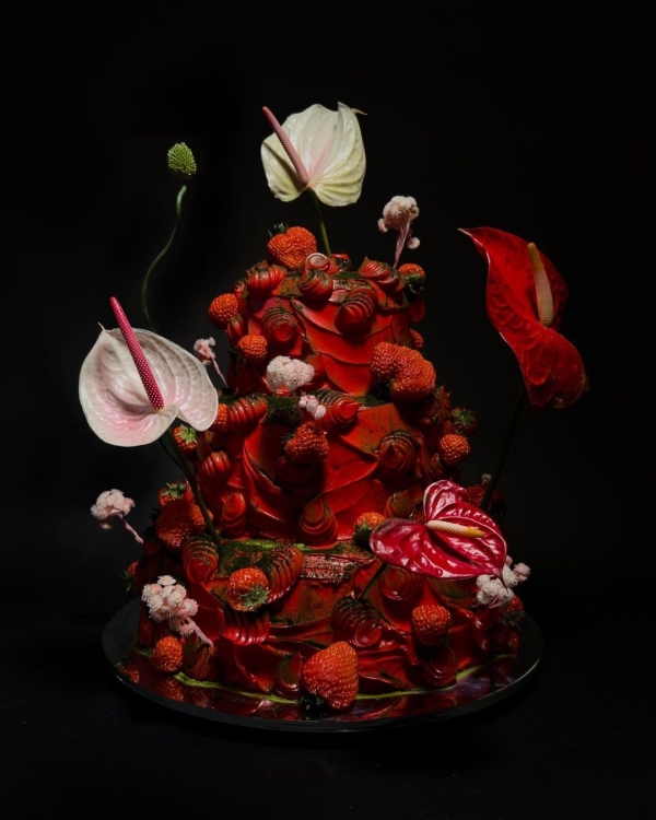 Beautiful Trends for Summer Wedding Cakes | Vintage Decor, Flower Cakes, Seasonal Berries