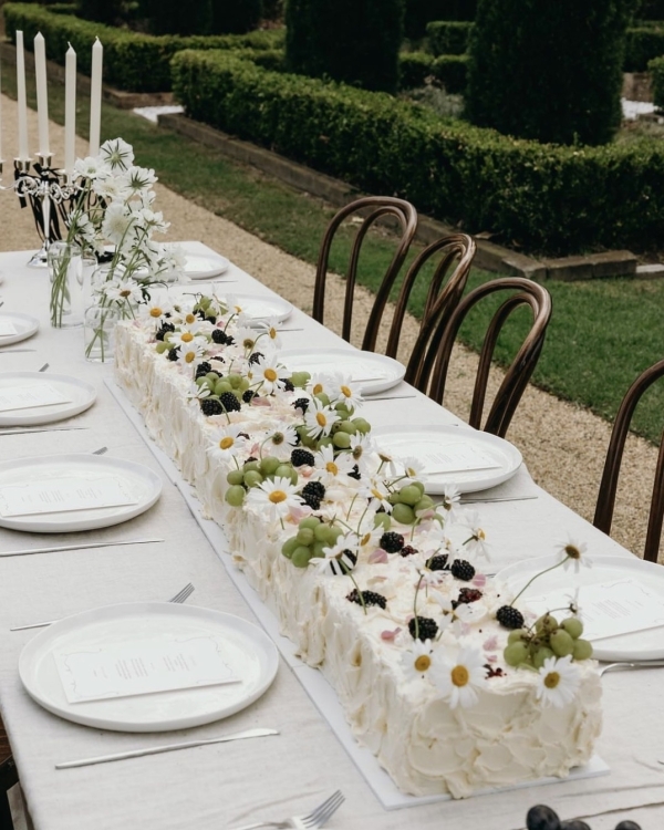 Beautiful Trends for Summer Wedding Cakes | Vintage Decor, Flower Cakes, Seasonal Berries