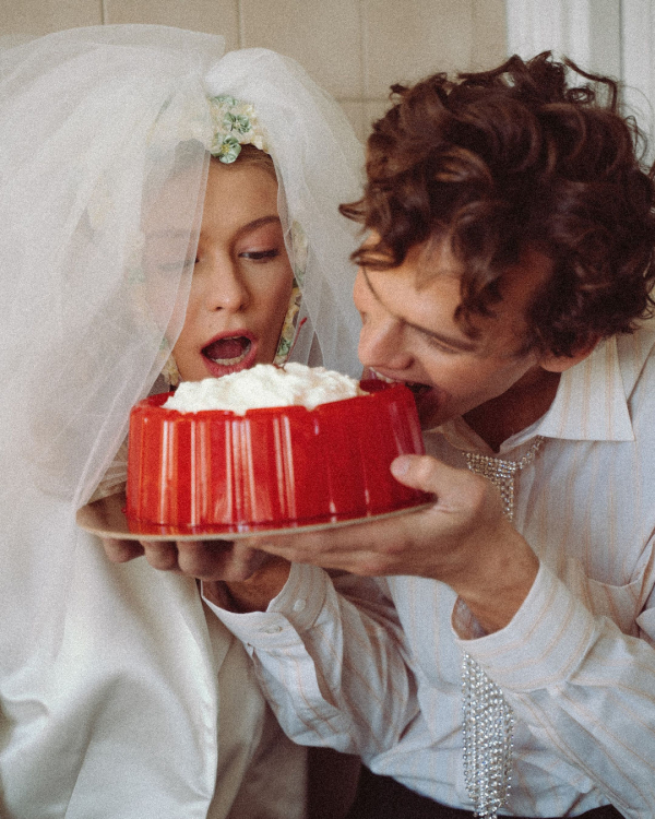 40 Fashionable Food-Infused Wedding Photography Ideas That Serve Style