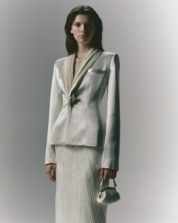 10 Ways to Style One Wedding Dress from Ceremony to Reception