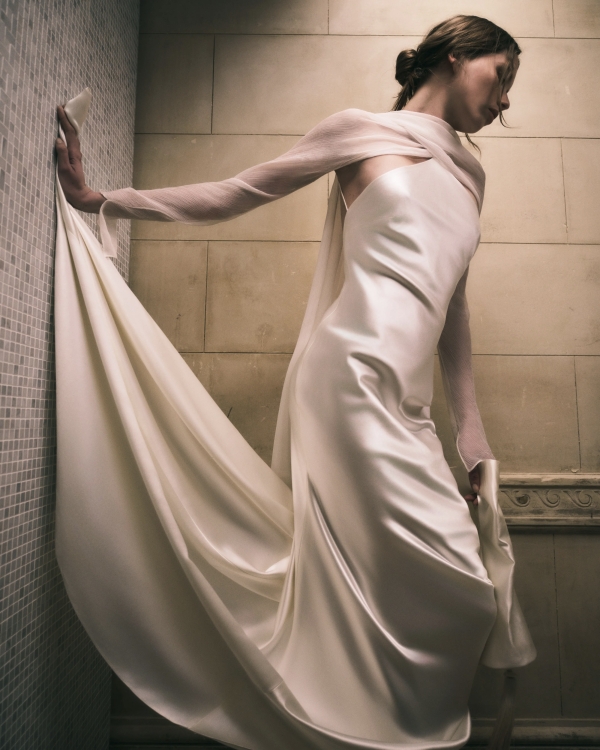 30 Breathtaking Bridal Dresses for a Wedding in Spain