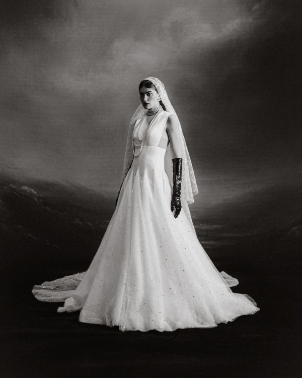 30 Breathtaking Bridal Dresses for a Wedding in Spain