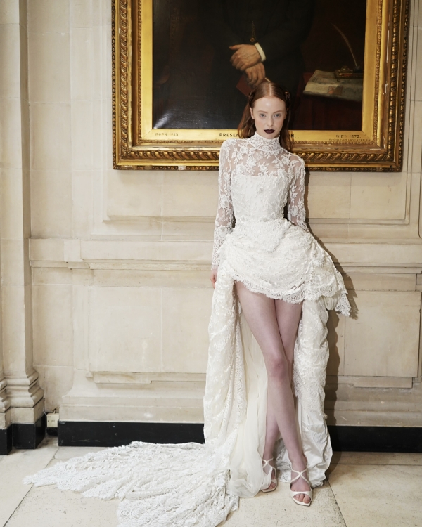 30 Breathtaking Bridal Dresses for a Wedding in Spain