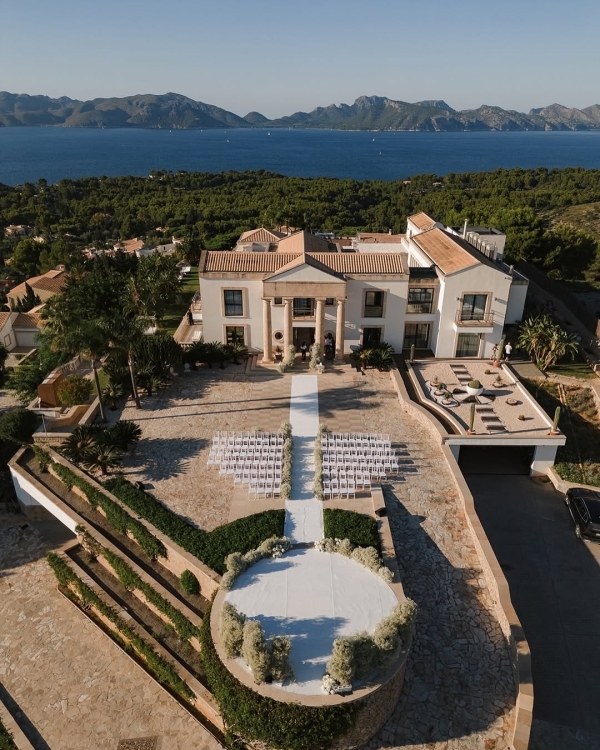 11 Wedding Day Timeline Mistakes Couples Make—According to Experts