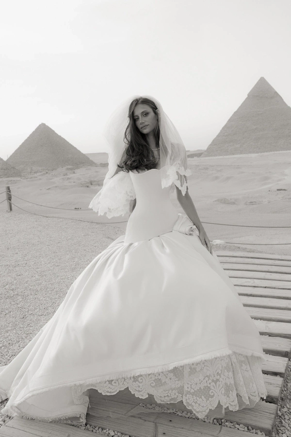 Desert Romance Meets Modern Minimalism at This Spectacular Pyramids of Giza Wedding — photo 1