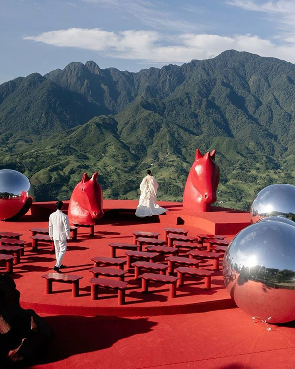 50 Bold & Breathtaking Maximalist Wedding Decor Ideas