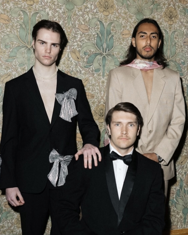 35 Must-Save Bridal & Grooms Party Portrait Ideas