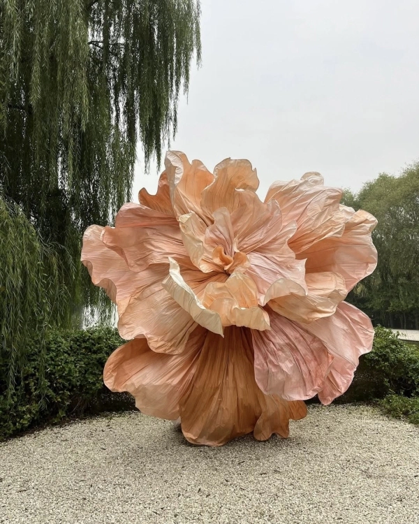Trend: Giant Paper Flower Installations — photo 1