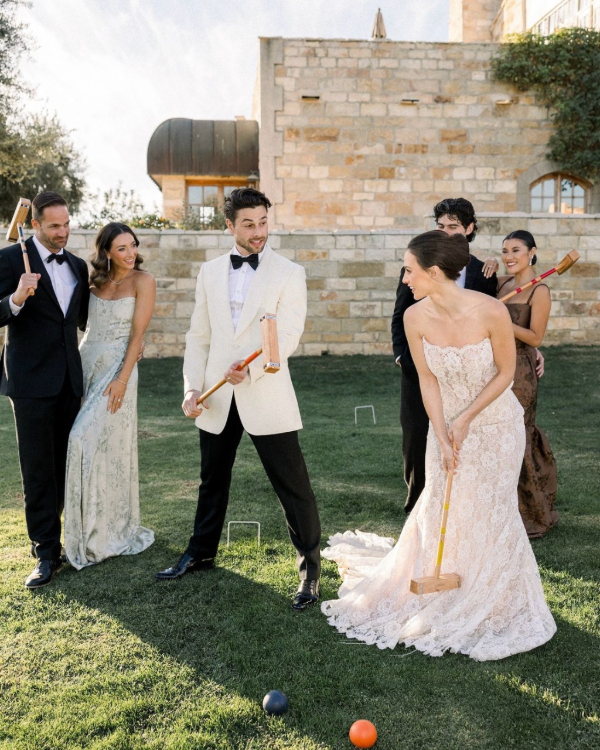35 Must-Save Bridal & Grooms Party Portrait Ideas