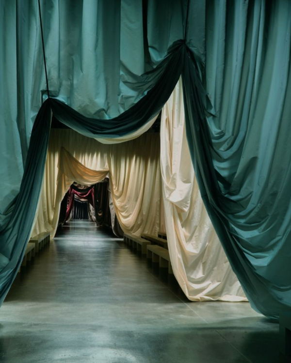 40 Surrealist Decor Ideas to Create a Dreamlike Celebration