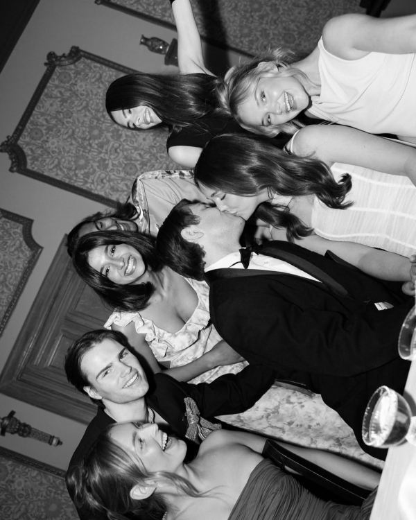 35 Must-Save Bridal & Grooms Party Portrait Ideas