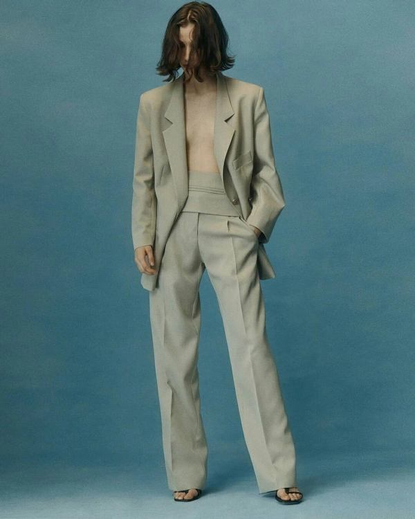 11 Monochromatic Suits For Wedding Guests — photo 2