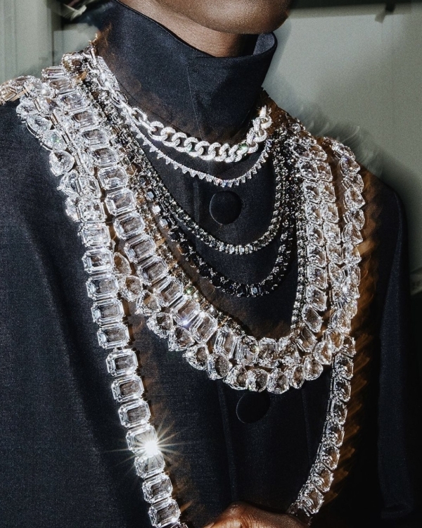 Sequins and Rhinestones to a Wedding | Looks with Rhinestones | Outfits with Sequins For Wedding Guest