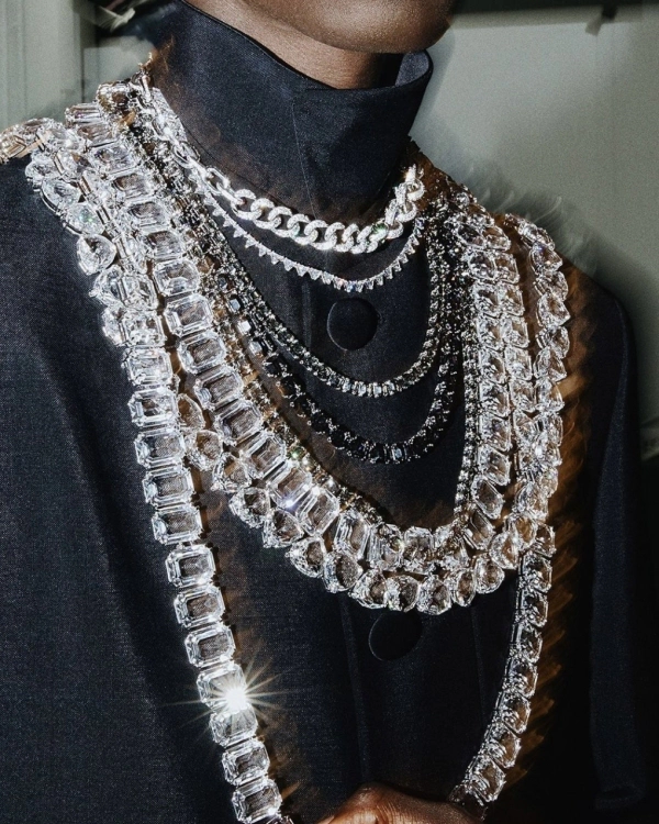 Wedding Guests Looks with Rhinestones and Sequins — photo 2