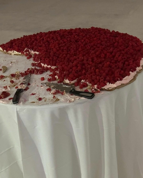 Trend: Oversized Wedding Desserts