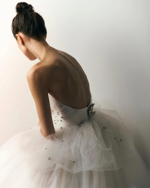 The Best Bridal Hairstyles for Every Wedding Dress Neckline & Silhouette — photo 1