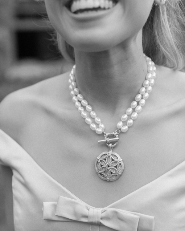 A Colorful & Relaxed Vintage Celebration in The Berkshires