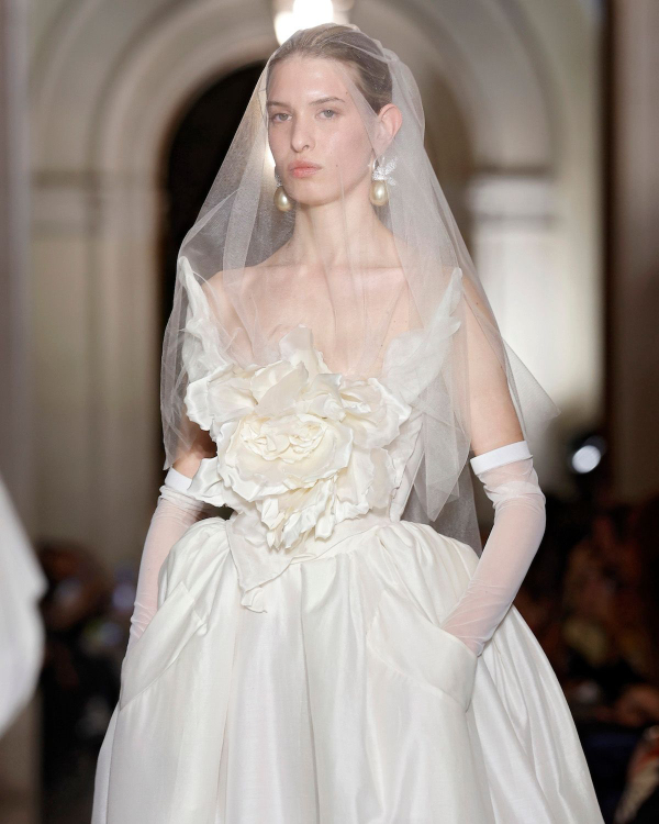 10 Ways to Style One Wedding Dress from Ceremony to Reception