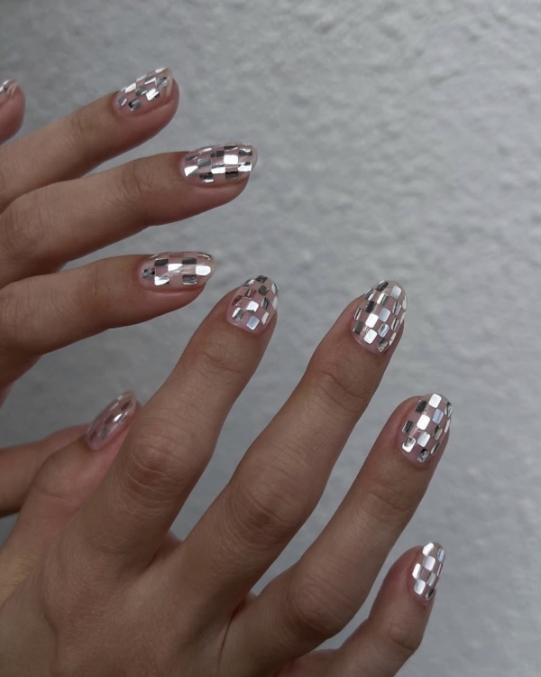30 Nail Designs to Try This Holiday Season