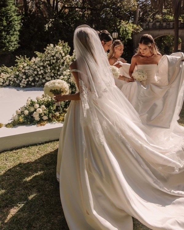 Should Bridesmaids Pay for Their Expenses?