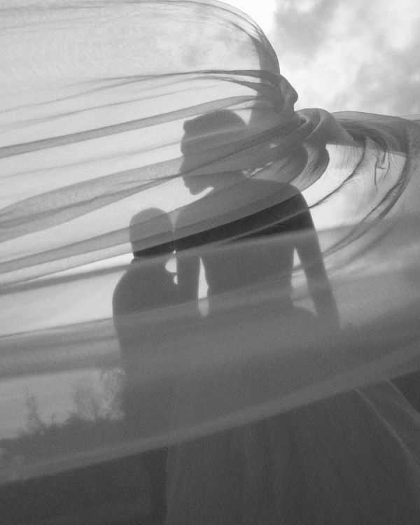 10 Photographer-Backed Wedding Portrait Pose Ideas to Save to Your Mood Board