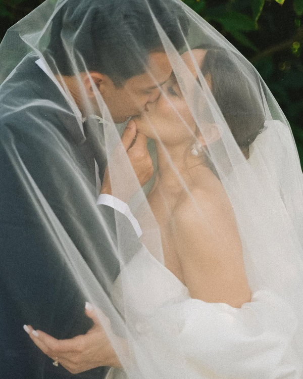 10 Photographer-Backed Wedding Portrait Pose Ideas to Save to Your Mood Board