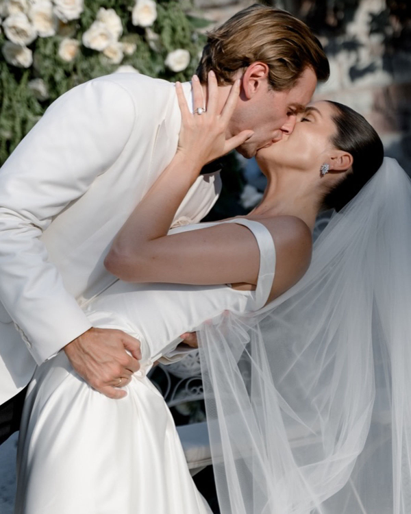 10 Photographer-Backed Wedding Portrait Pose Ideas to Save to Your Mood Board