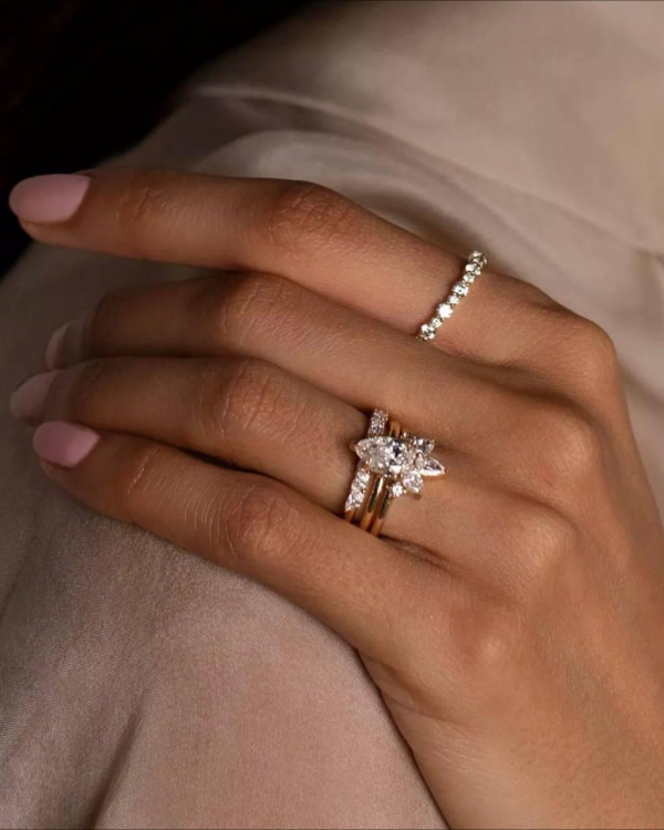 Wedding Rings for Pear Shaped Diamond | Teardrop Diamond | Pear Cut Rings