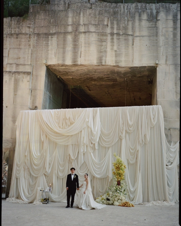 An Artistic Wedding Amongst a Hidden Stone Quarry in Provence — photo 1
