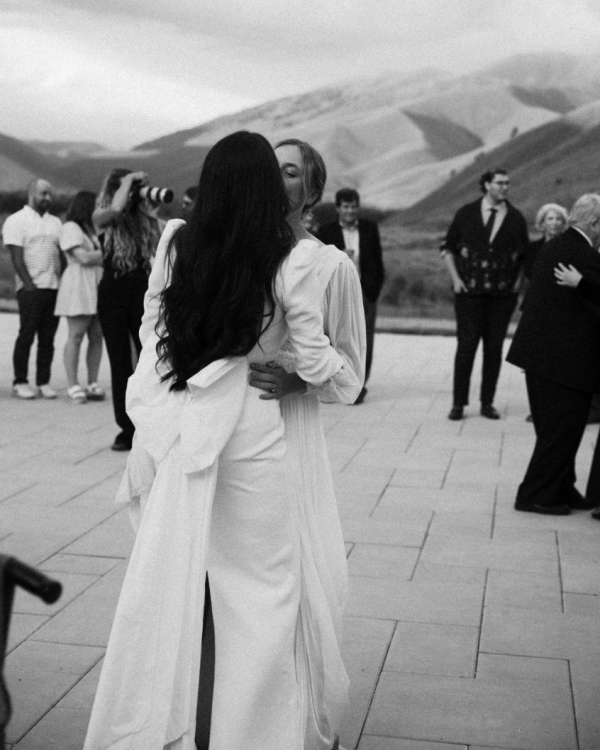 Unconventional Wedding with Sunrise Ceremony, Two Aisles and Brides in Pajamas | Interview With the Bride About Planning Details