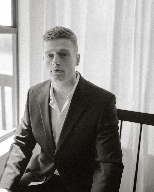 Real wedding that reflected current emotions | An interview with the bride regarding concept development, the wedding program, and the outfits